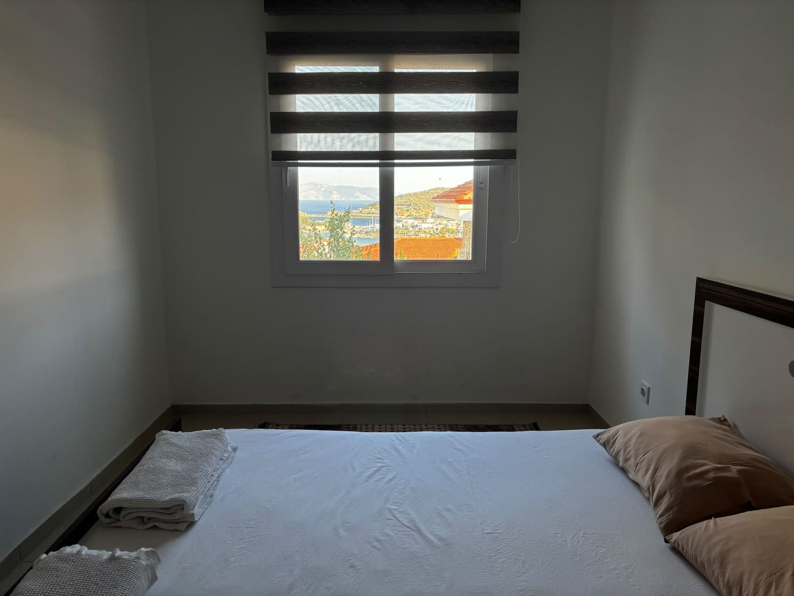 TUNA EV 1 manzaralı yatak odası